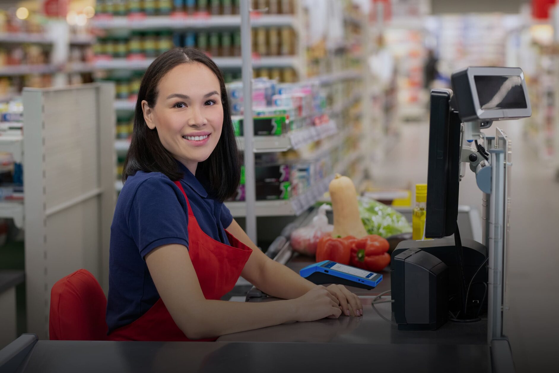 Comercio peruano usando terminal de cobro